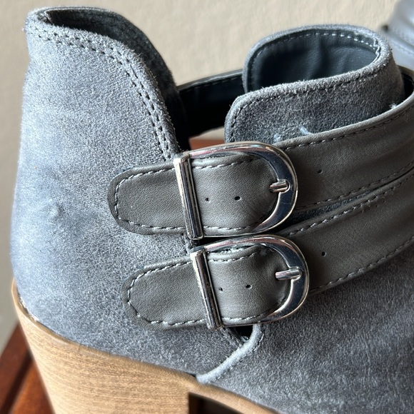 Quipid gray strapped ankle boots, size 7.5 - Picture 3 of 9